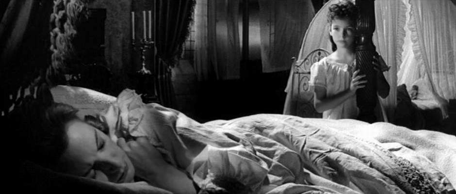 James'in romanı Turn of the Screw'dan serbestçe uyarlanmış 1961 yapımı The Innocents (Masumlar) filminden bir sahne: Şeytan çocuk Flora bakıcısını gözlüyor.