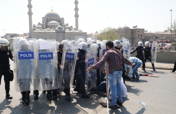 Antikapitalist Müslümanlar polis kalkanlarının önünde oturma eylemi yaptı