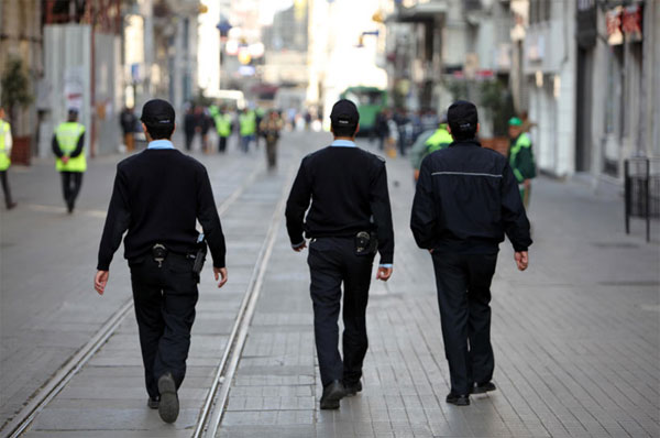 Bir polis rüyası: İstiklal'de üniformasız kimse yok! 