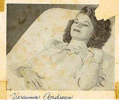 V.C. Andrews, hasta yatağında. Fotoğrafın senesi bilinmiyor. 