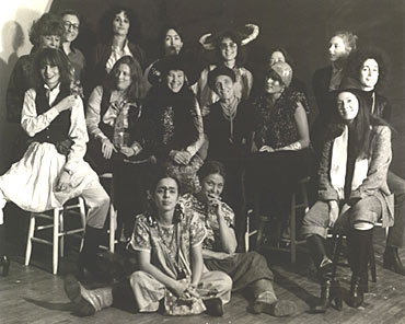 Ana Frida kılığında (en önde) yanında ise kostümlü kadın sanatçılar. Mart 1979. Fotoğraf: Mary Beth Edelson