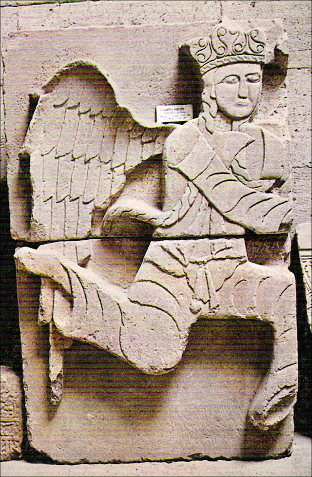Resim 2’de görülen kapı dekorasyonunda kullanılmış melek figürlerinden biri. 19. yüzyıldaki yıkımdan kurtulmayı başarmış. Bugün İnce Minareli Medrese’de sergileniyor 