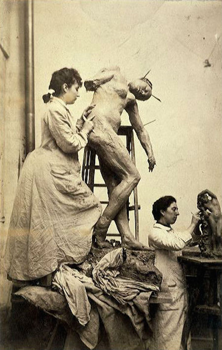 Camille Claudel atölyede çalışırken 1887