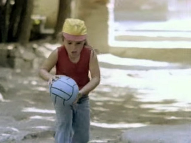 Hep erkekler oynamıyor sokaktafutbol -Garip filminden bir sahne