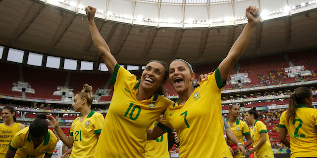 Brazilya - Marta Vieira ve Debora Cristiane. Fotoğraf: AP Photo / Eraldo Peres)