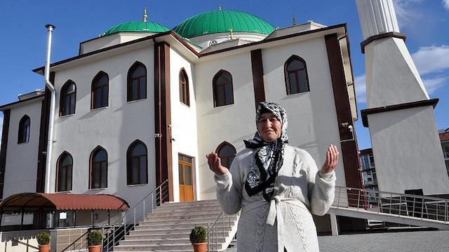 YCamii Cemaatini Huzursuz Etmek, “Aramızdaki Dünyayı” Korumak ve Almancı Aynur Teyze